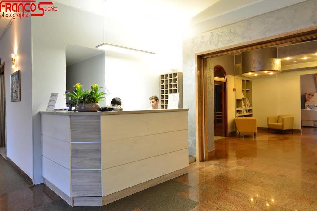 Hotel Bella Peschiera ペスキエーラ・デル・ガルダ エクステリア 写真